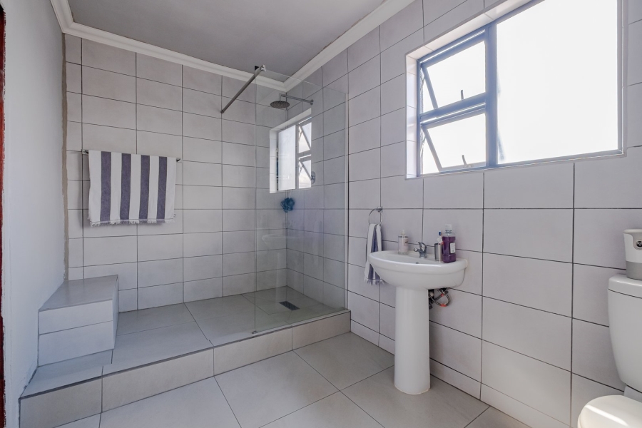 5 Bedroom Property for Sale in Lentegeur Western Cape